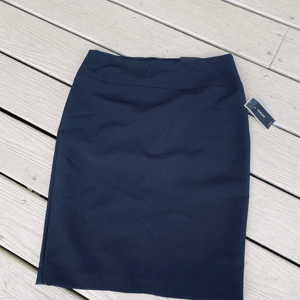 NWT Alfani - Black midi pencil skirt. Size: 2
